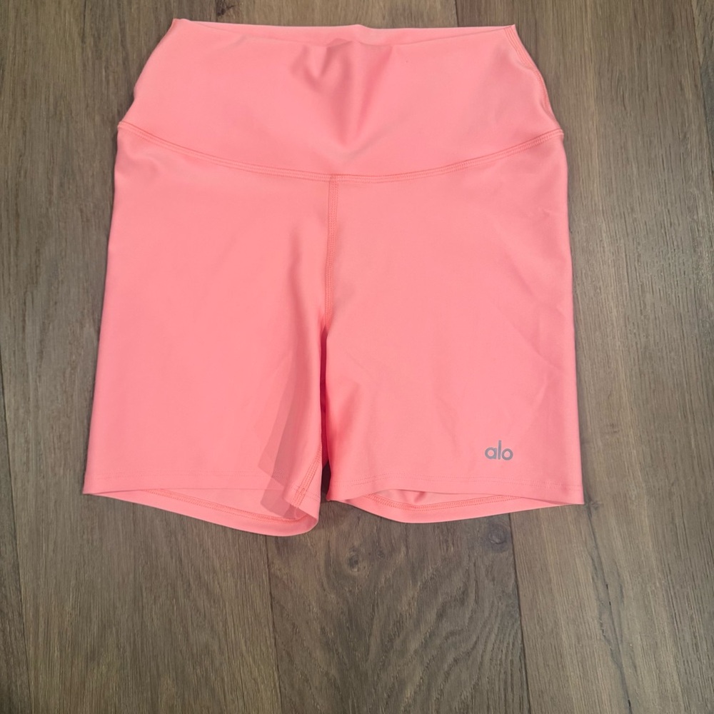Alo Yoga Airlift Energy Short 5” Short in Strawberry Lemonade Sz Small - Picture 2 of 5
